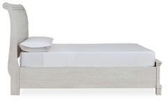 Robbinsdale - Sleigh Bed